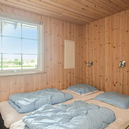 Сasa de vacaciones Beautiful Home In Idestrup With Sauna